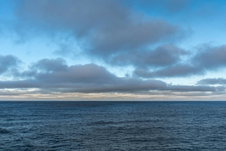 上午在澳大利亚塔斯曼尼亚塔斯曼海上空的云景