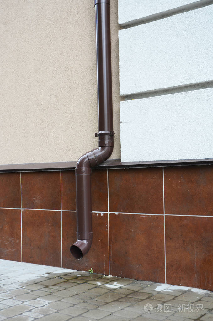 雨水渠塑料管道,排水系统和家庭基础室外路面照片-正版商用图片0zajug