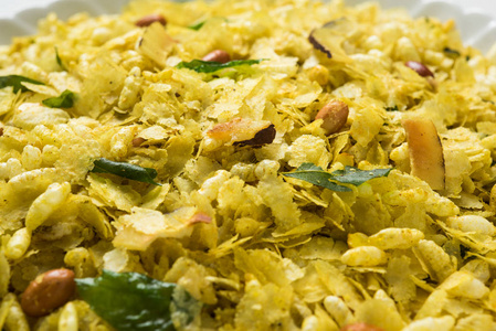 印度传统和流行小吃浦下 chivda 或 chivada 由油炸的项目，如薄扁平的水稻，红辣椒 咖喱叶 花生 腰果 杏仁