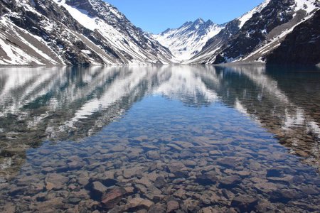 山雪与智利圣地亚哥的咸水湖的景观