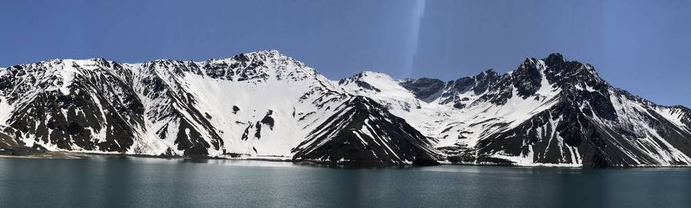 山雪与智利圣地亚哥的咸水湖的景观