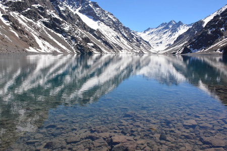 山雪与智利圣地亚哥的咸水湖的景观