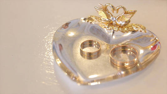 结婚戒指和玫瑰。饰品和戒指