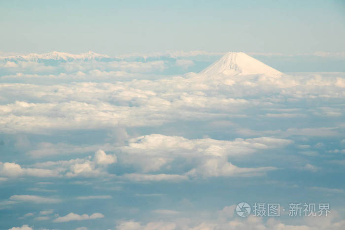 日本富士山与各组的云在鸟瞰图背景