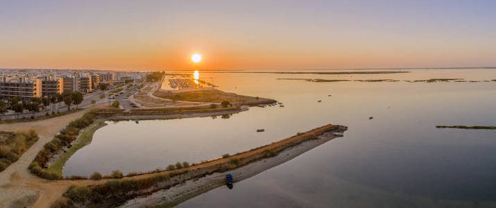 Olhao 盐沼入口，到河口福尔摩沙海滨日出空中海景视图