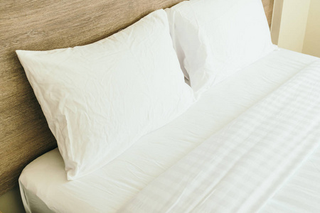 白色的枕头，在床上