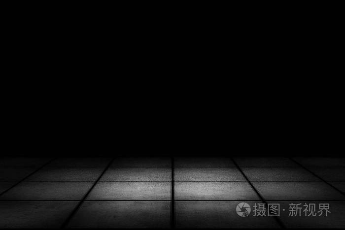 黑暗的房间里,与平铺的地板和黑色背景