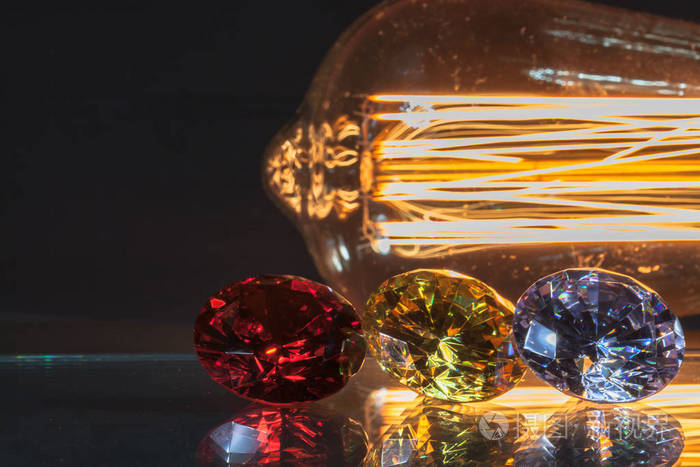 闪闪发光的钻石从灯
