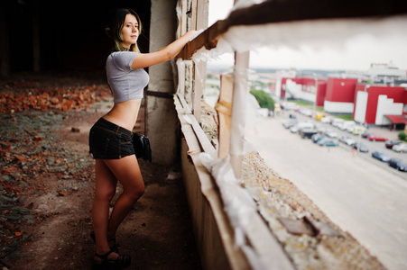 女孩穿上短裤在不营造厂与砖墙