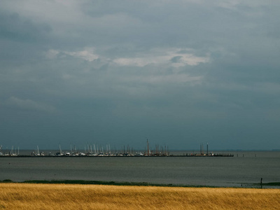 海滩, 平静的大海和灰色的天空