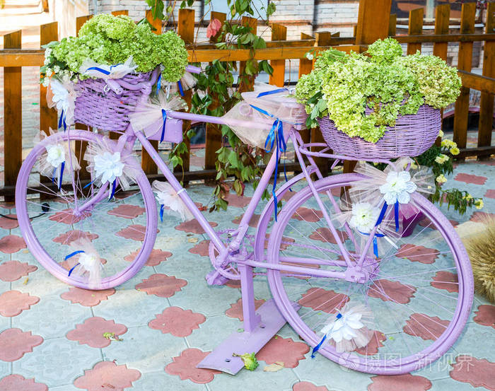 复古粉红色自行车装饰绿色的花朵和白色的弓