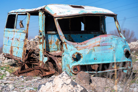 2017年4月4日, 在阿拉拉特省亚美尼亚南部农村荒地上的锈迹斑斑旧的和废弃的苏联俄罗斯面包车