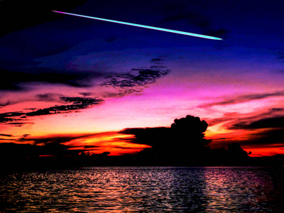 日落时, 流星从太空坠落到海上的科洛布海多彩的夕阳的天空在海短尾巴