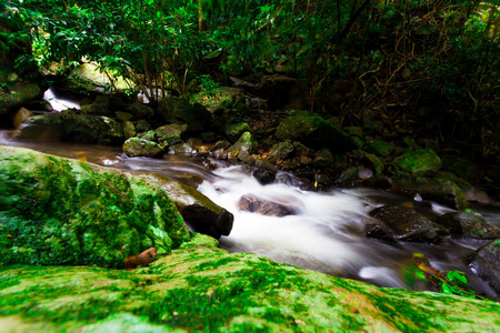 景观照片，美丽的瀑布，在雨林，沙拉武里，泰国的 kokedok 瀑布