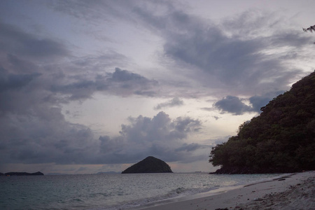 美丽的景色的岛的 Ko 他在泰国在黎明和黄昏小时。安达曼海
