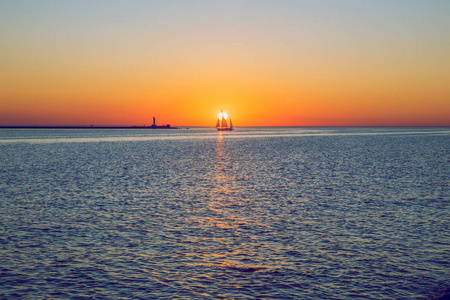 波罗的海和日落。它是在拉脱维亚首都里加