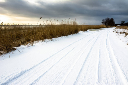 路上的雪，冬季景观与穆迪天空前湖落日
