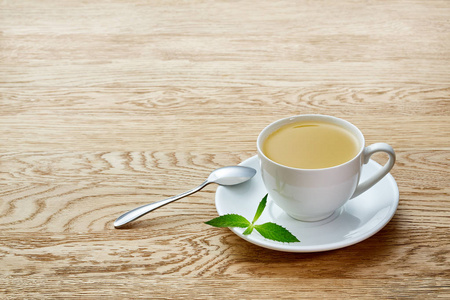 喝杯薄荷茶，绿色的叶子上光表