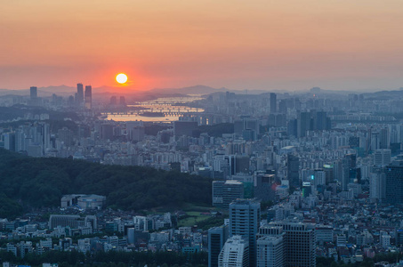 韩国，首尔市和南山塔在晚上