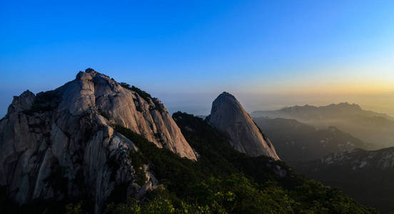 Baegundae 最高的山峰在早上北汉山在首尔，韩国，国家公园