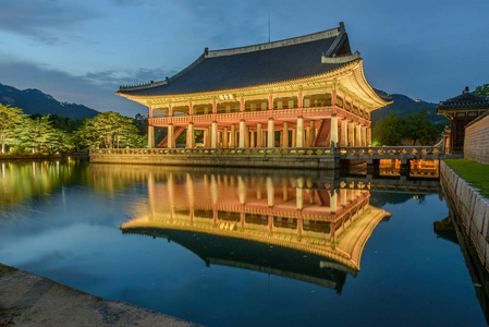 景福宫宫在晚上在韩国，与故宫景福宫标志的名称
