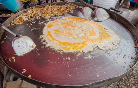 厨师烹饪在大锅里，泰国菜炒的蚬