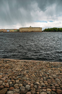 圣彼得堡，俄罗斯，湿路堤后雨，涅瓦河畔