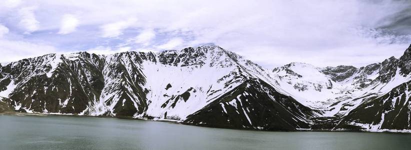 山雪与智利圣地亚哥的咸水湖的景观