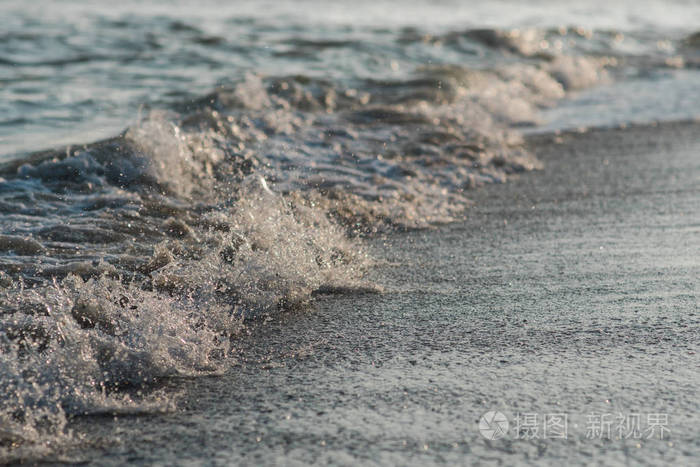 深蓝色风暴海水表面与泡沫和波浪样式, 自然背景相片