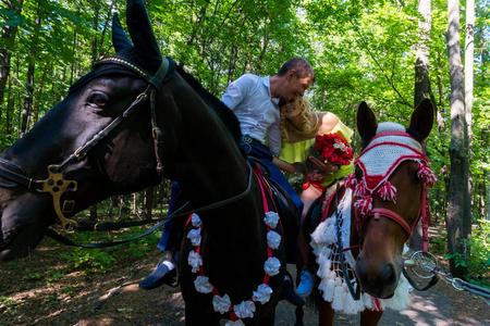 年轻夫妇骑一匹马的爱情