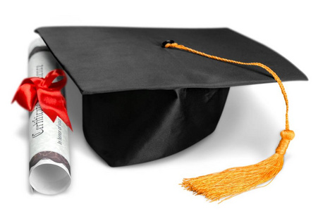 白色背景毕业帽和文凭