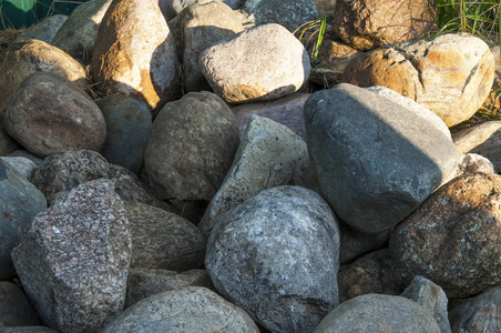 在地上的石头图片