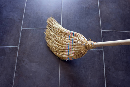 扫把打扫地板。概念清洗