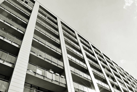 现代的豪华公寓楼。黑色和白色