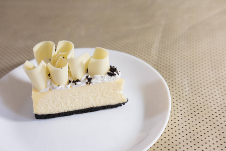 美味的白巧克力蛋糕.在白板上的美味甜点.何照片