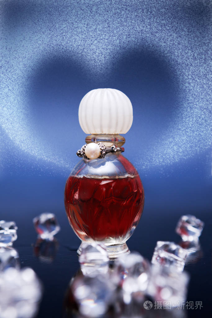 爱的红色药水在小瓶子里背景是心形的喷雾滴