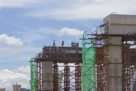 工人们正在修建高速公路树桩图片