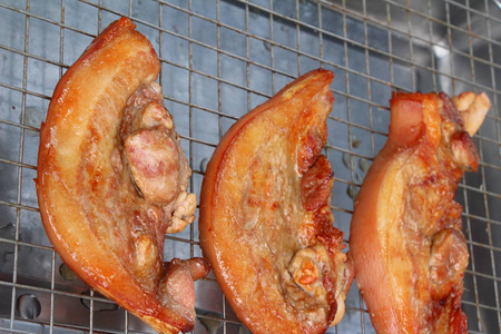 烤的猪肉在市场是美味