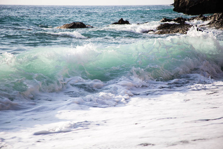 美丽的海浪压碎在岸边