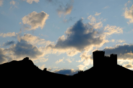 日落时的古代堡垒