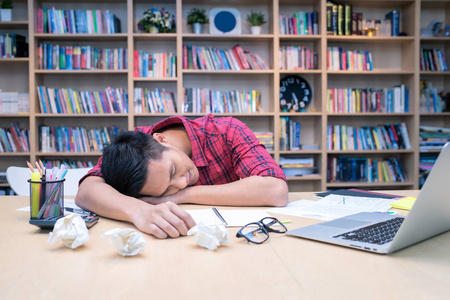 年轻企业家睡觉后工作压力，找出新的商业思想在家办公