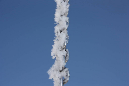 在蓝色背景的雪链