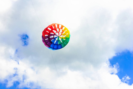 曹氏风筝五彩缤纷的风筝在晴朗的天空中自由飞翔,美丽的夏日照片