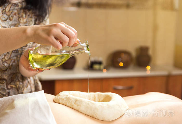 女人在有香薰按摩精油,女人享受 spa,按摩技巧,阿育吠陀油按摩治疗的
