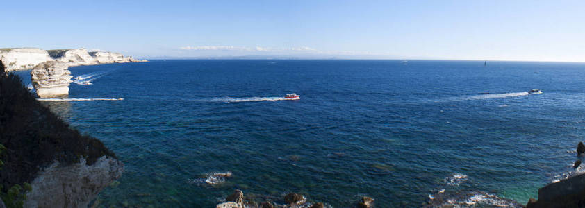 博尼法西奥在科西嘉岛和撒丁岛之间海域的伸展博尼法西奥海峡岛南端的令人惊叹的白色石灰石悬崖的科西嘉 视图