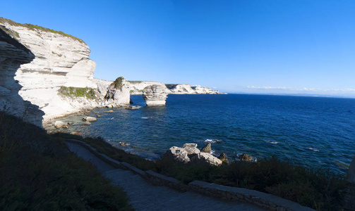 博尼法西奥在科西嘉岛和撒丁岛之间海域的伸展博尼法西奥海峡岛南端的令人惊叹的白色石灰石悬崖的科西嘉 视图