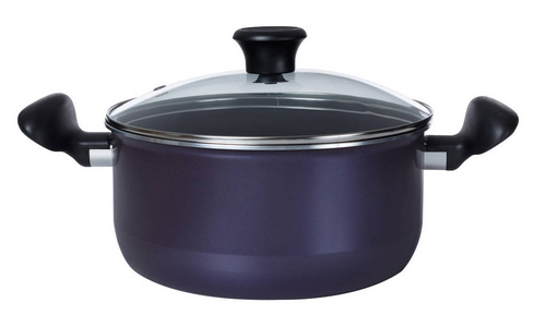 漂亮的紫罗兰色平底锅，带四氟乙烯盖子，可在白色的背面烹饪