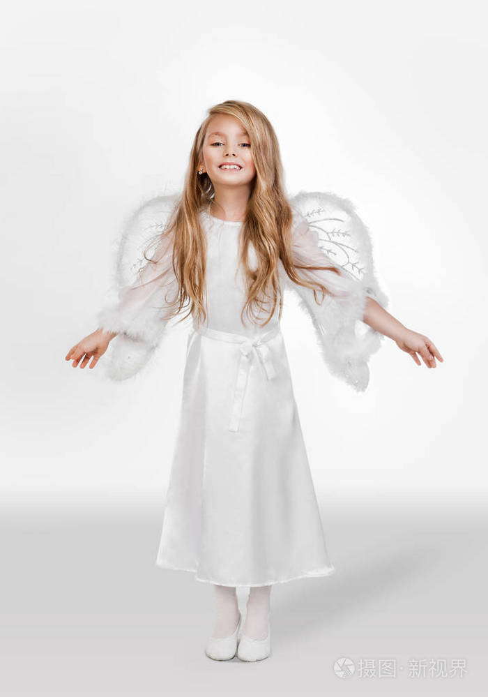 亲切的小女孩,金发碧眼,小公主身着魔鬼装备包括手柄祷告或白色圣餐或