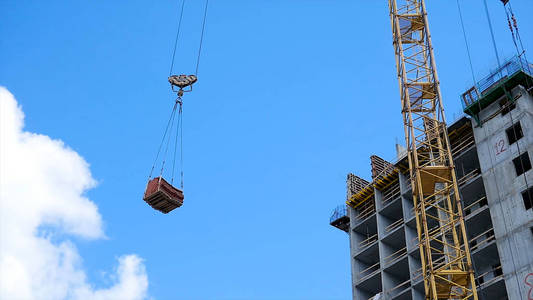 起重机和建筑工地对蓝蓝的天空.