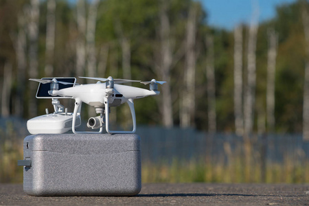 quadcopter 无人机与 4k 视频和照片相机的航空照片
